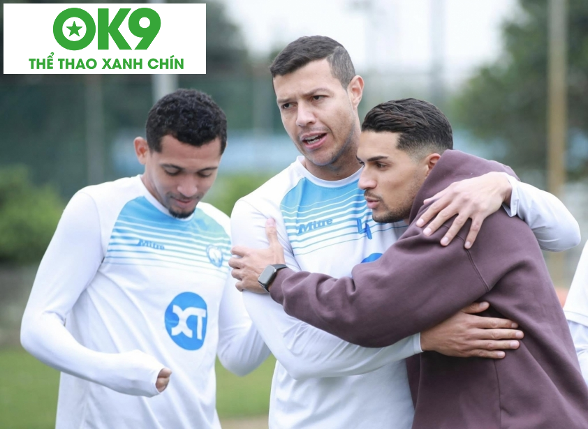 Hendrio chào tạm biệt các đồng đội tại Nam Định. (Ảnh: TXNĐ) Hendrio chào tạm biệt các đồng đội tại Nam Định. (Ảnh: TXNĐ)