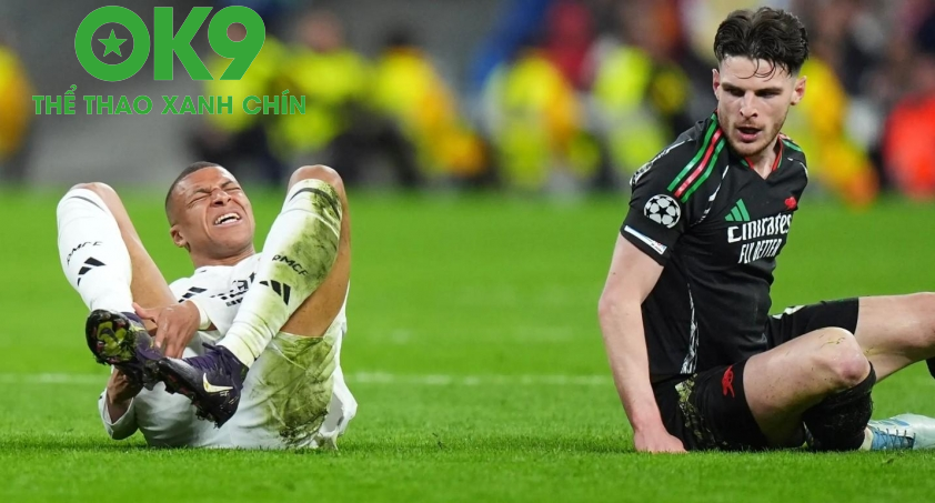 Mbappe bị lật cổ chân sau pha va chạm với Declan Rice Mbappe bị lật cổ chân sau pha va chạm với Declan Rice