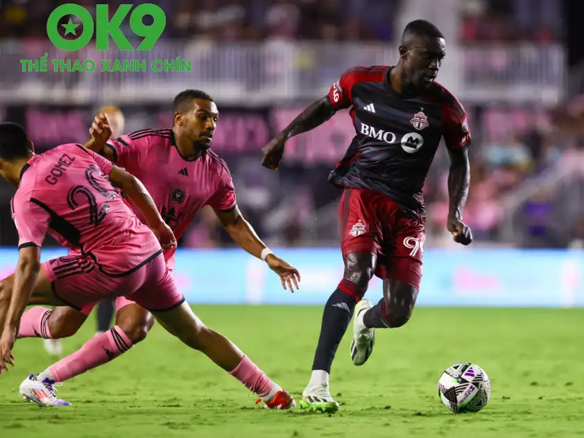 Toronto (phải) thi đấu bạc nhược trong giai đoạn vừa qua. (Ảnh: Internet) Toronto (phải) thi đấu bạc nhược trong giai đoạn vừa qua. (Ảnh: Internet)